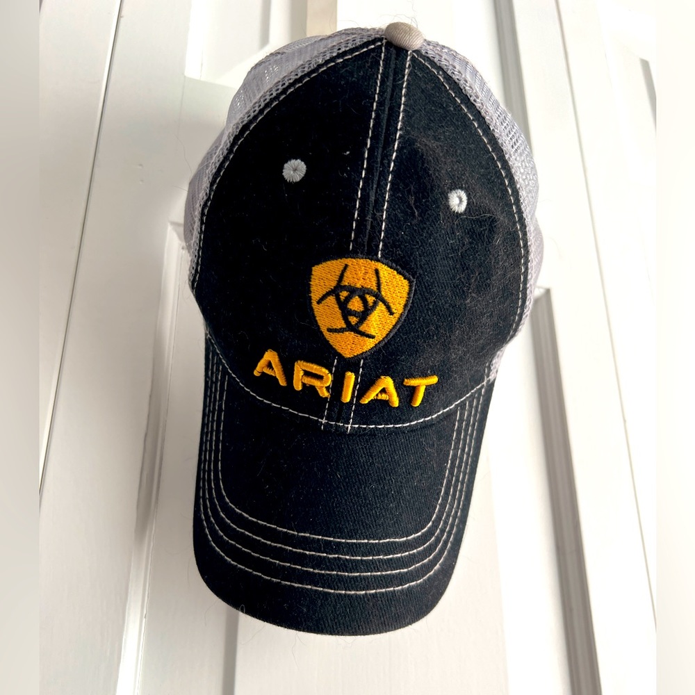 Men’s Ariat Snap back mesh hat. Good condition!